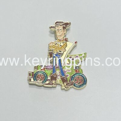 Elegant Iris Flower Enamel Pin, Vintage Gold Tone Floral Lapel Pin, Nature Inspired Metal Badge for Garden Lovers