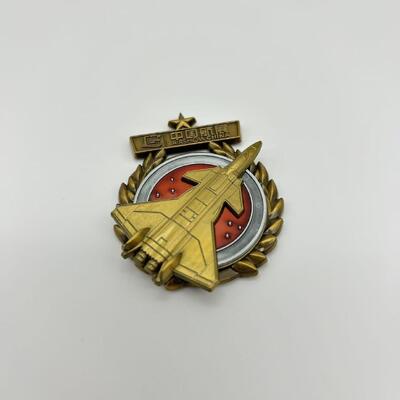 Good price 赤い星の金色のジェット戦闘機エナメルピン、航空記念バッジ オンライン